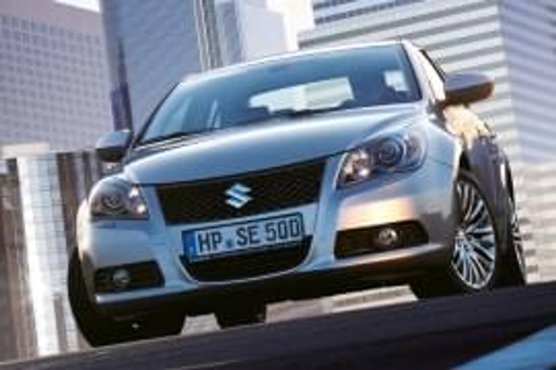 Suzuki Kizashi elölnézet